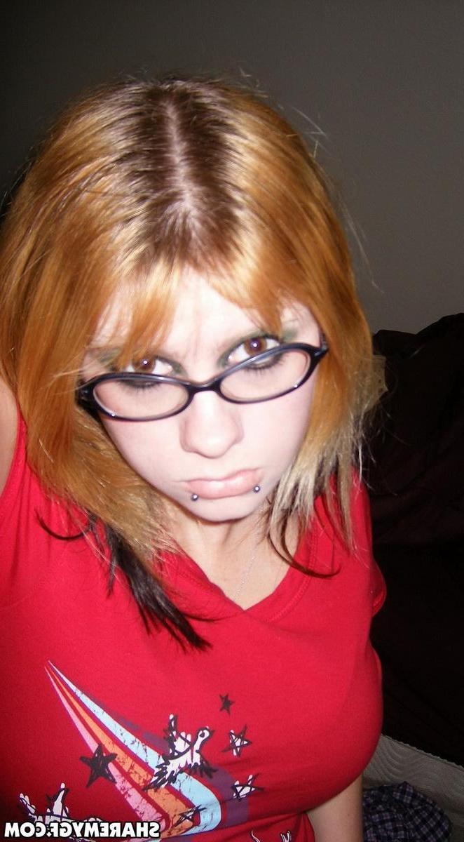 12P Big titty girlfriend loves to show off her big natural tits as she takes selfshot pictures