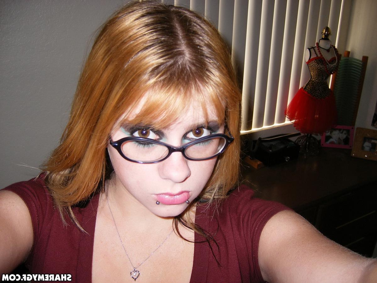12P Big titty girlfriend loves to show off her big natural tits as she takes selfshot pictures