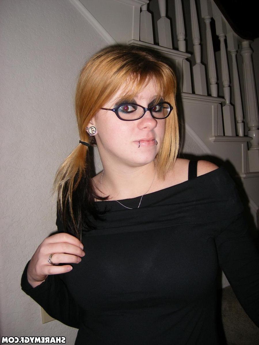 12P Big titty girlfriend loves to show off her big natural tits as she takes selfshot pictures