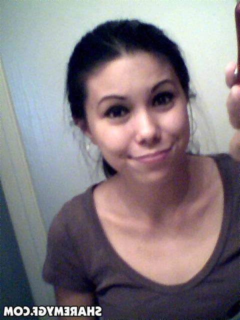 12P Cute exotic girlfriend takes selfshot pictures for you