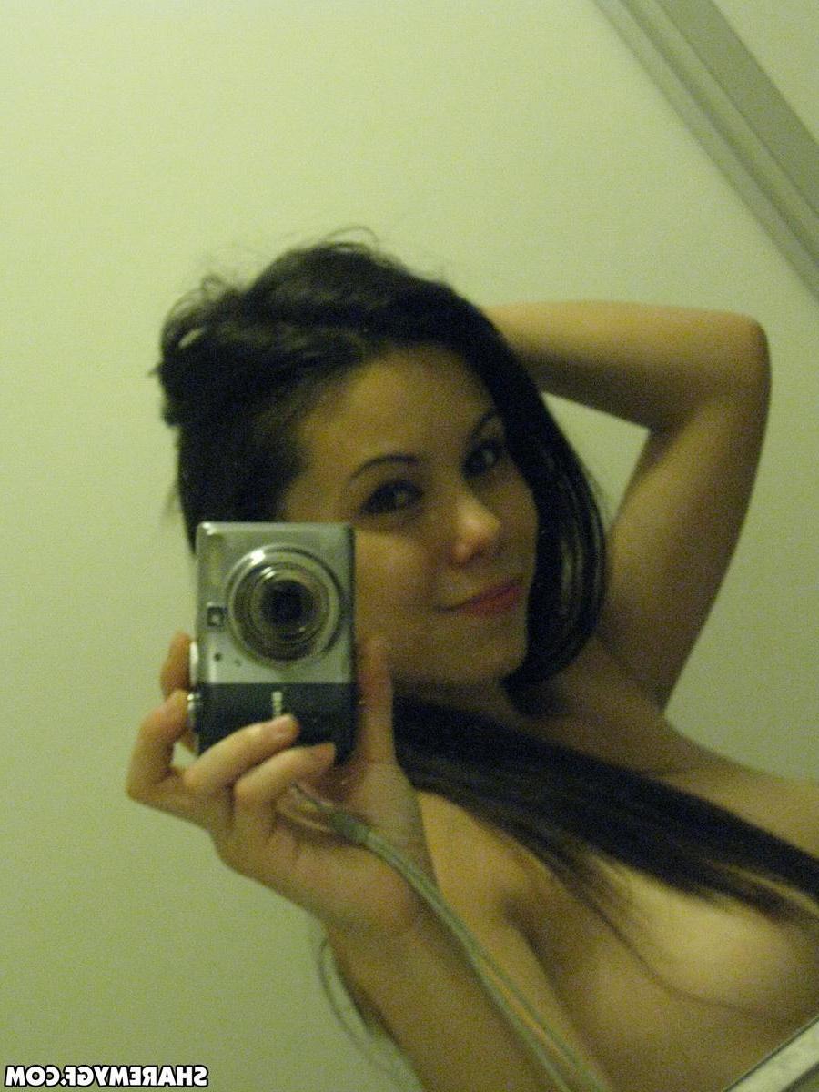12P Cute exotic girlfriend takes selfshot pictures for you