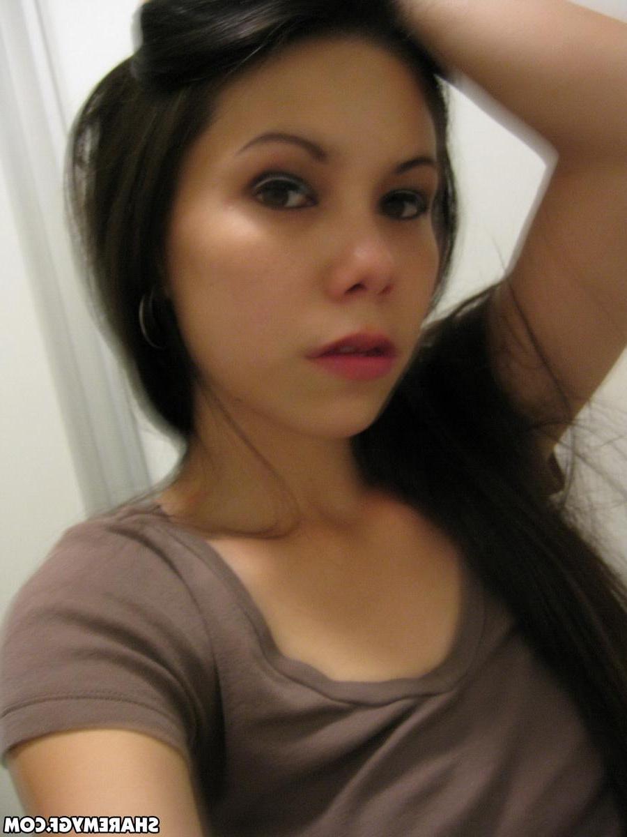 12P Cute exotic girlfriend takes selfshot pictures for you