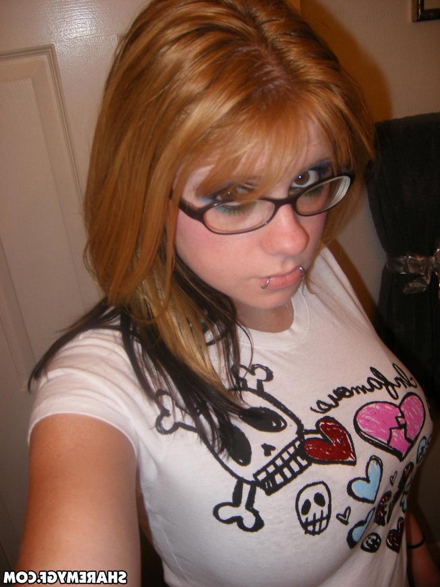 12P Busty alt girlfriend takes selfies as she teases with her big natural tits