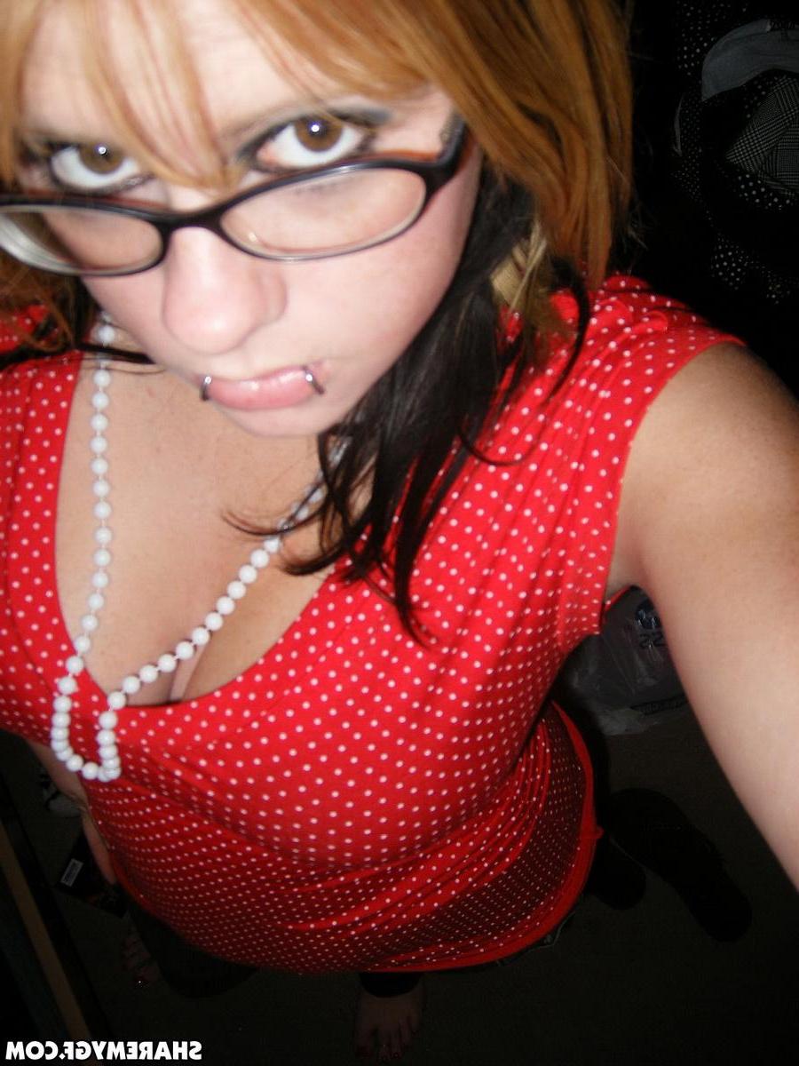 12P Busty alt girlfriend takes selfies as she teases with her big natural tits