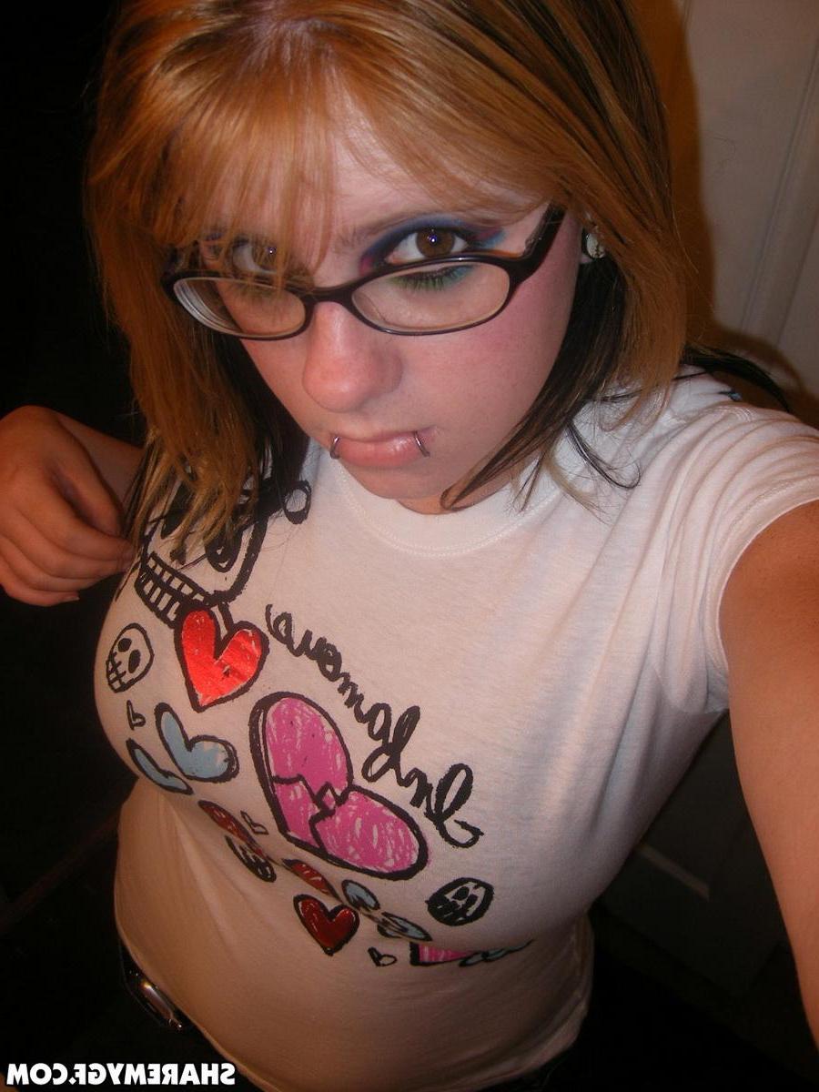 12P Busty alt girlfriend takes selfies as she teases with her big natural tits