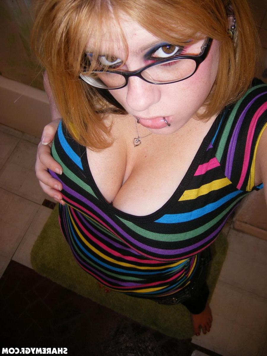 12P Busty alt girlfriend takes selfies as she teases with her big natural tits