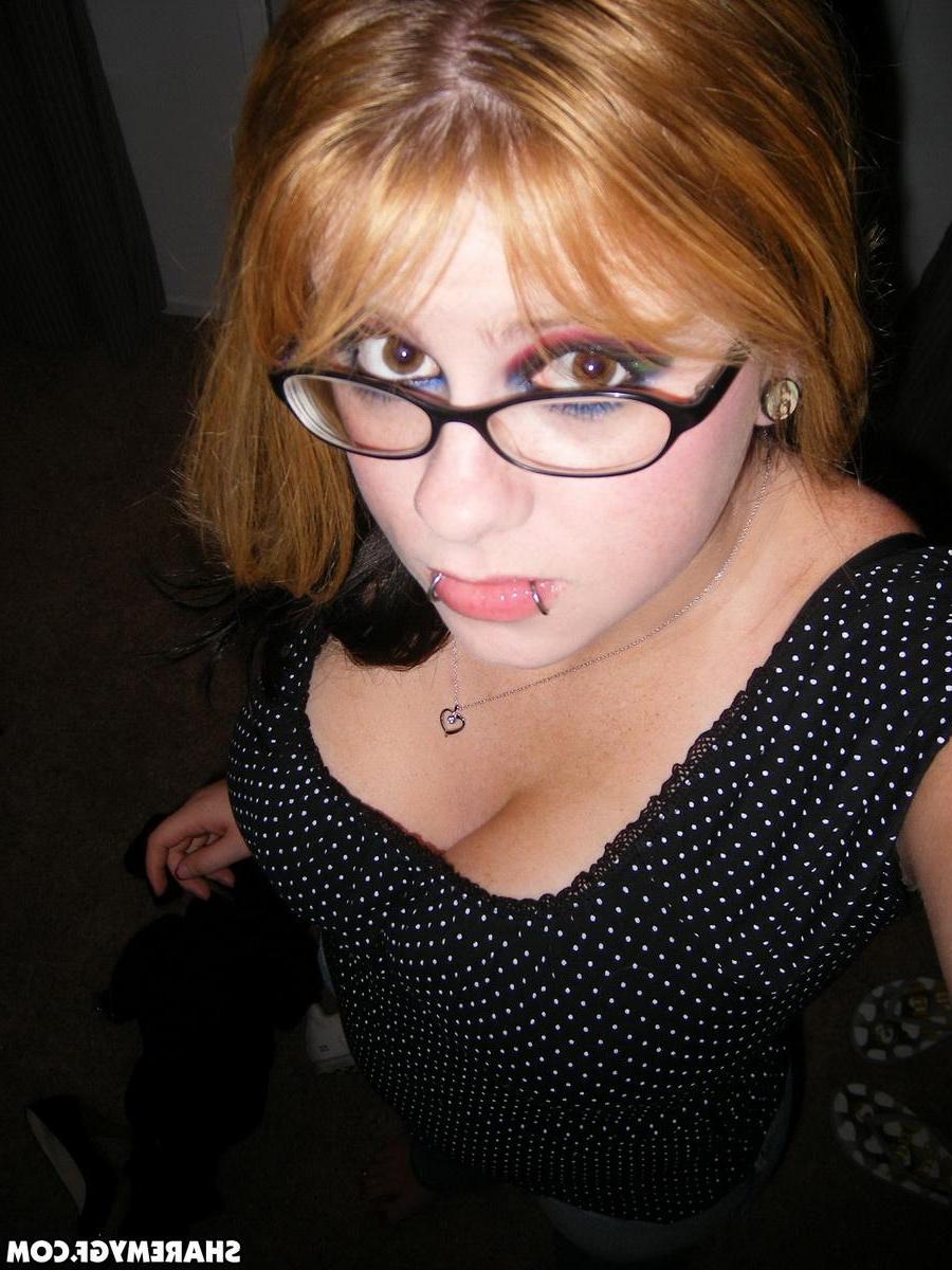 12P Busty alt girlfriend takes selfies as she teases with her big natural tits