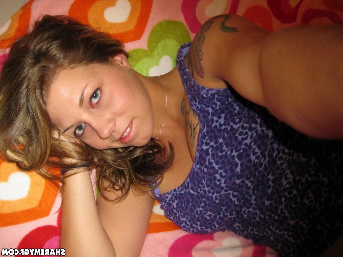 12P Horny girlfriend plays with her wet pussy while her boyfriend takes pictures