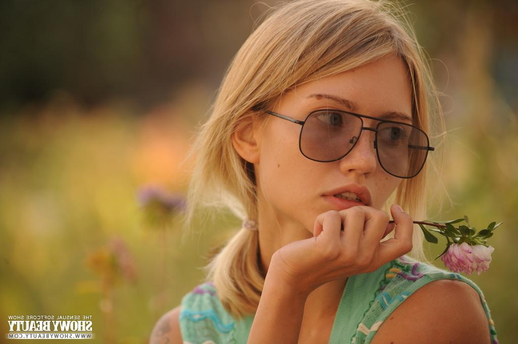 20P Blonde teen Jenny strips for you in Hot Days