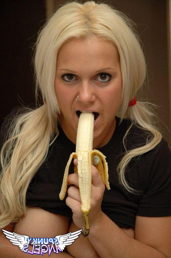 20P Pictures of teen angel Mileena enjoying a banana