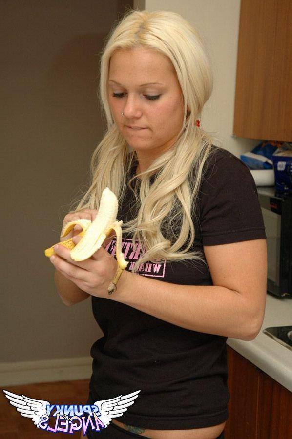 20P Pictures of teen angel Mileena enjoying a banana