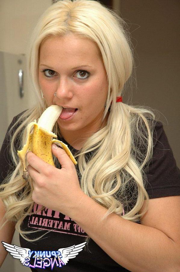 20P Pictures of teen angel Mileena enjoying a banana