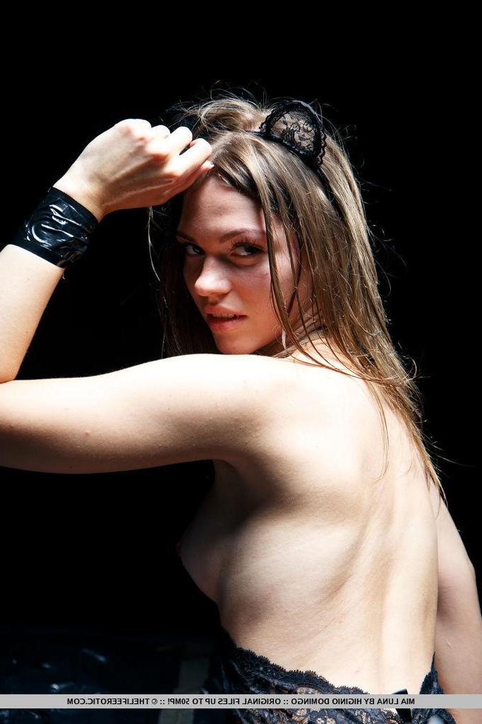 16P Mia Luna flaunts her oily body as she plays with her pussy