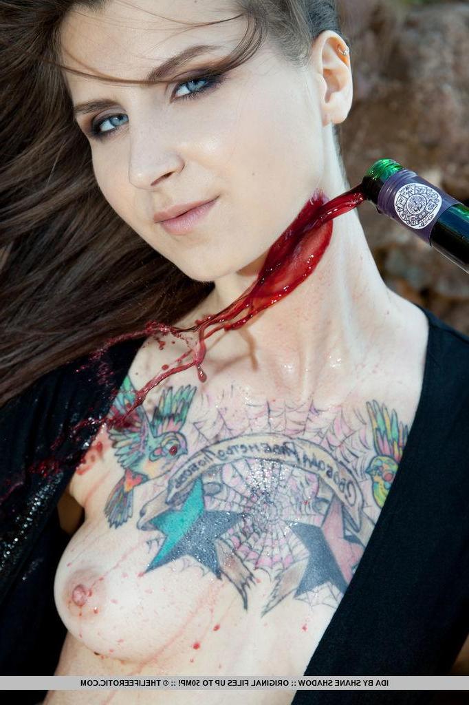16P Alt girl Ida gets naked for you in "Extreme Art"