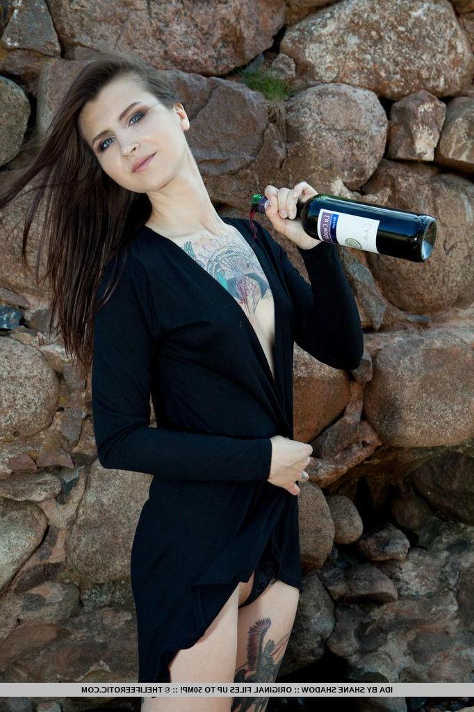 16P Alt girl Ida gets naked for you in "Extreme Art"