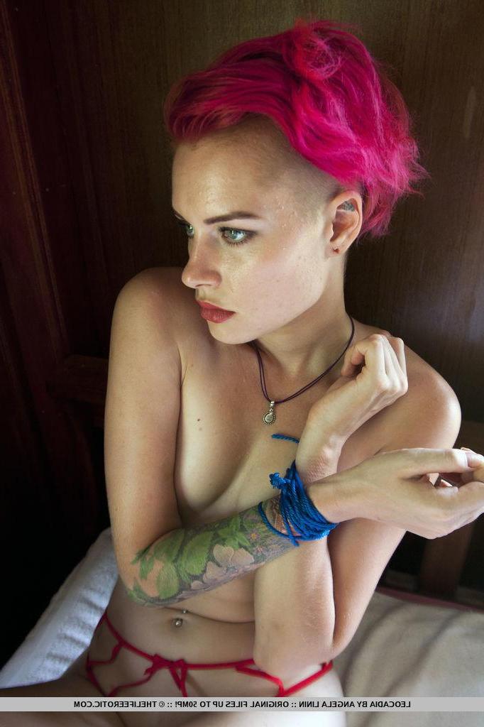 16P Punk girl Leocadia ties herself up in "Bound"