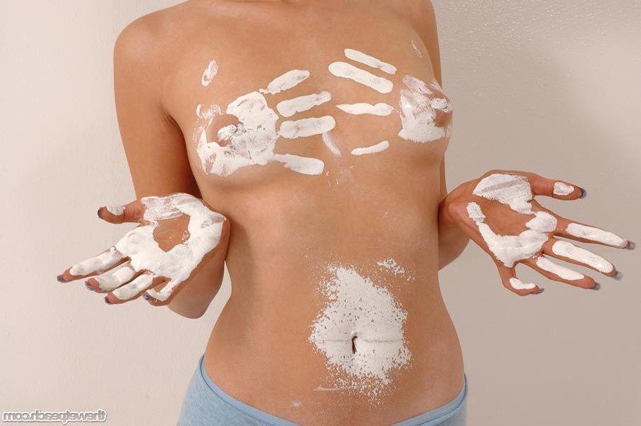 16P Pictures of teen hottie Shiela getting messy while renovating
