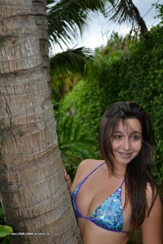 15P Nice wild picture collection of hotties posing outdoors