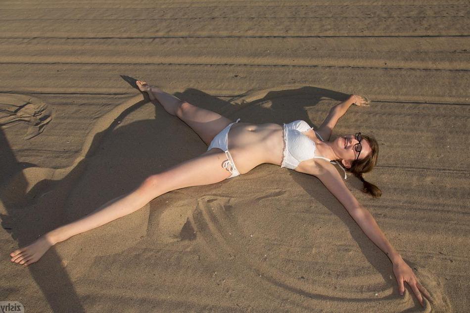 8P Redhead teen Patience Dolder teases on the beach