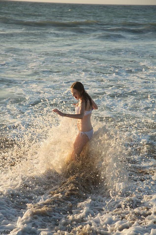 8P Redhead teen Patience Dolder teases on the beach