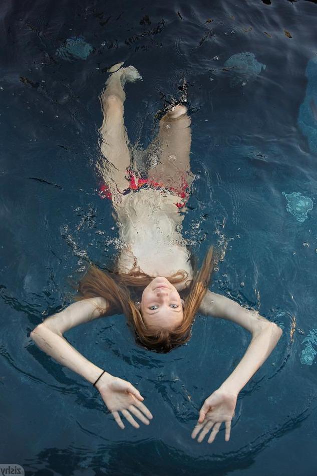 8P Hot teen Reese Berkman has some fun in the pool