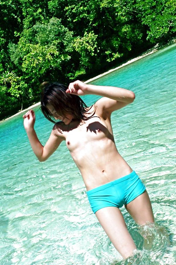 11P Kyoko Nakajima - little tits and big nipples at the Beach
