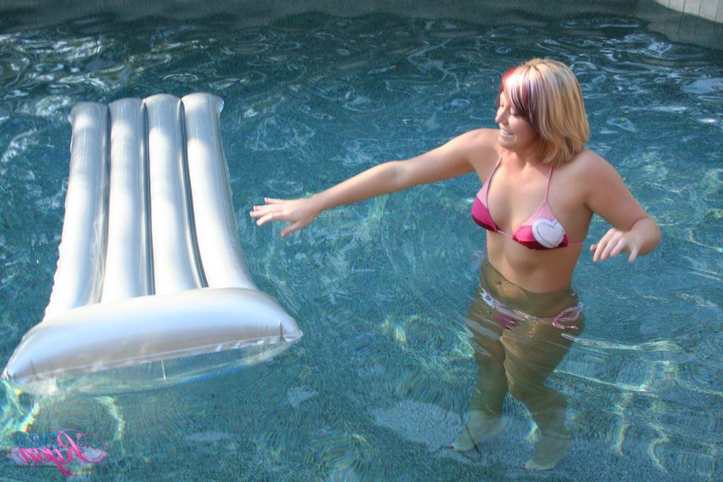 20P Pictures of Tara Ryan having some fun in the pool