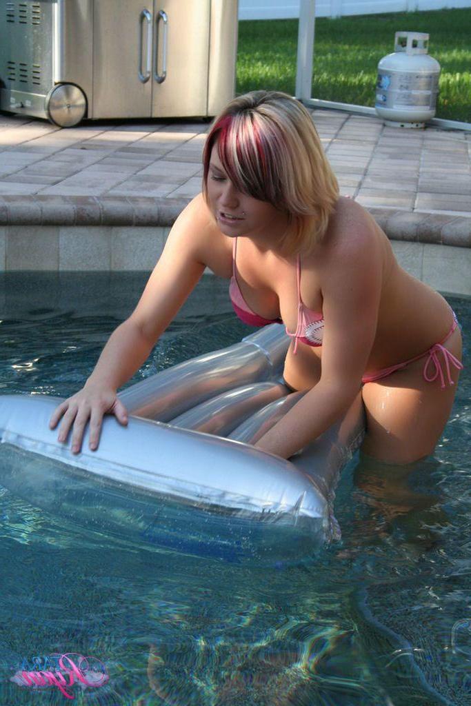 20P Pictures of Tara Ryan having some fun in the pool