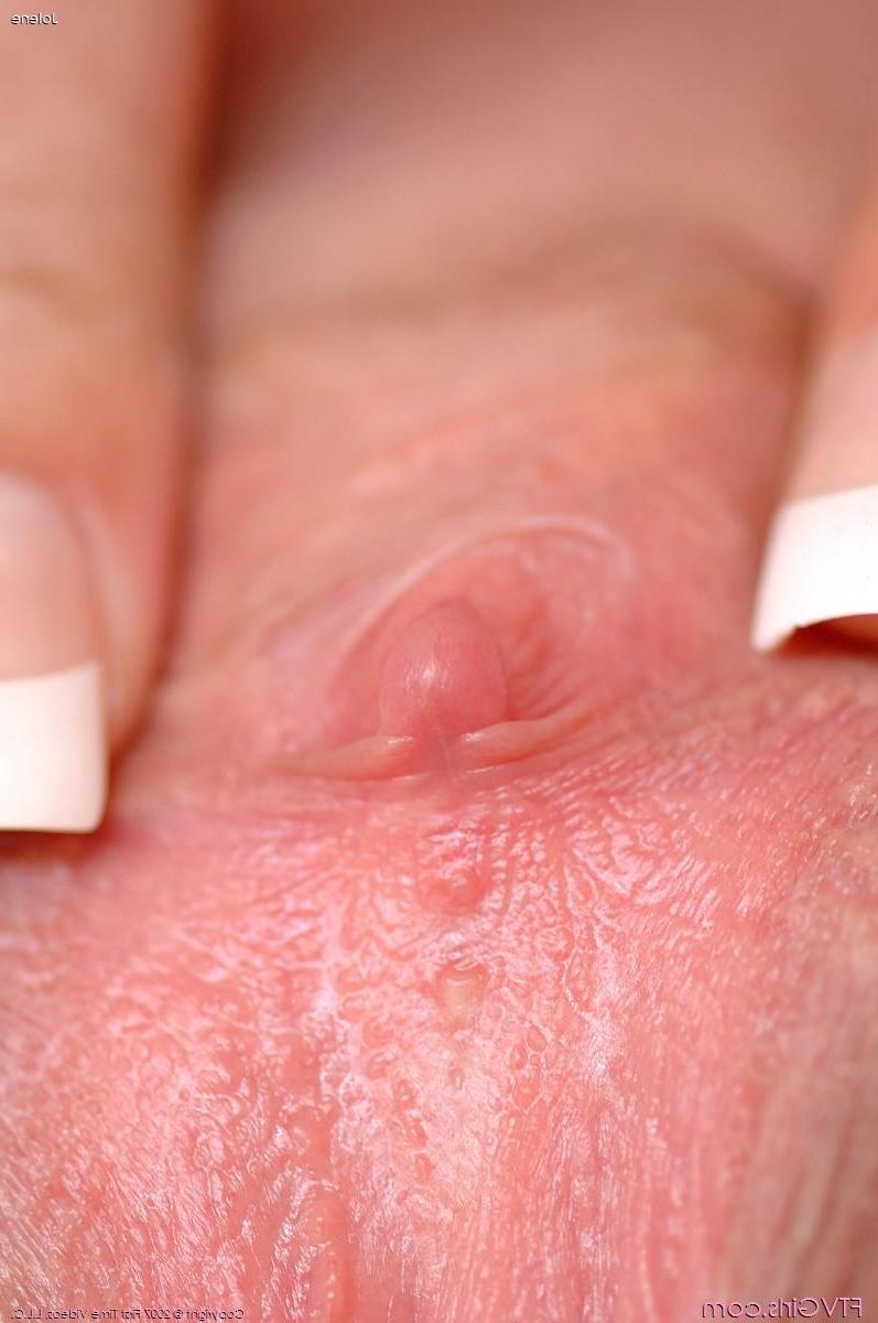 20P Pictures of a hot teen girl putting things inside her vagina