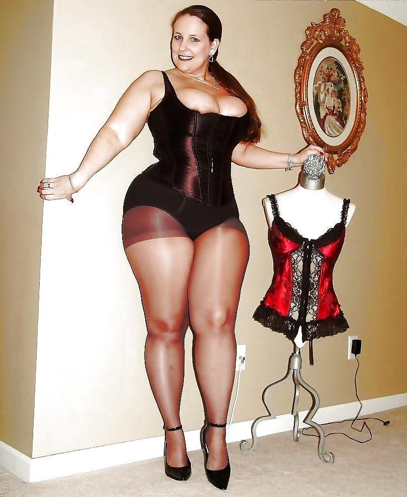 20P Mature in pantyhose 3