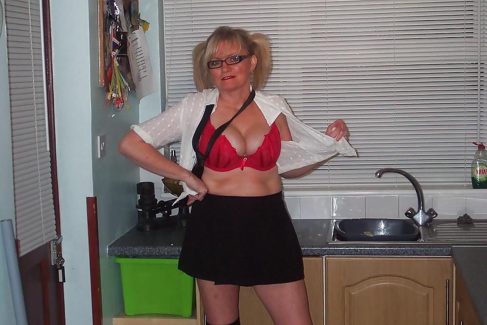 25P UK Amateur Slut Milf Samantha School Girl