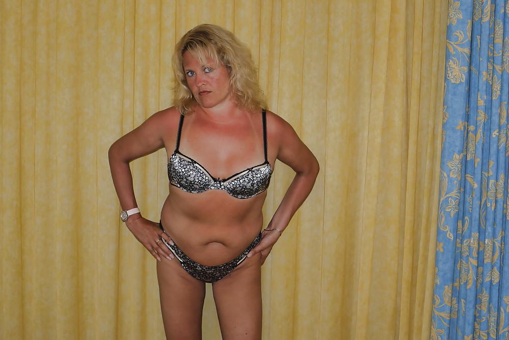 25P Posing Wife From,SmutDates