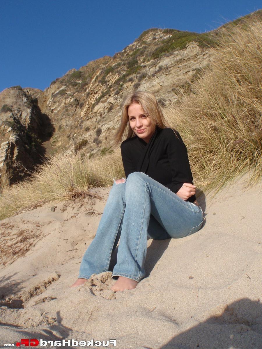15P Beautiful girlfriend Jas goes outdoors with her boyfriend for some naughty fun