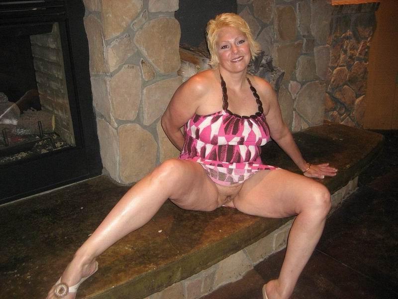 18P busty plumper mature poser and toying