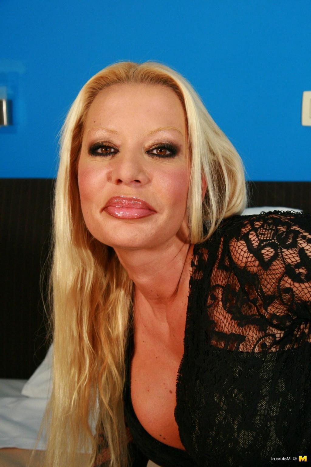 16P mature sex beast showing her wet pussy