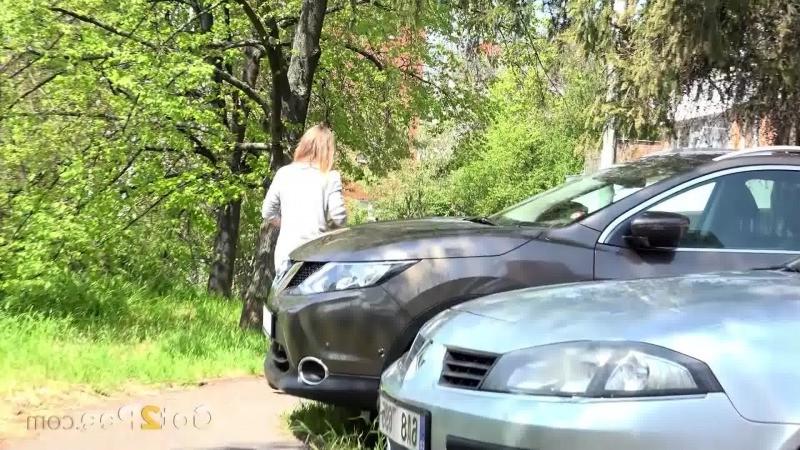 15P Gorgeous blonde sprays her messy stream of piss 