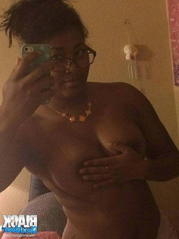 10P Nerdy black amateur with big areolas and natural tits