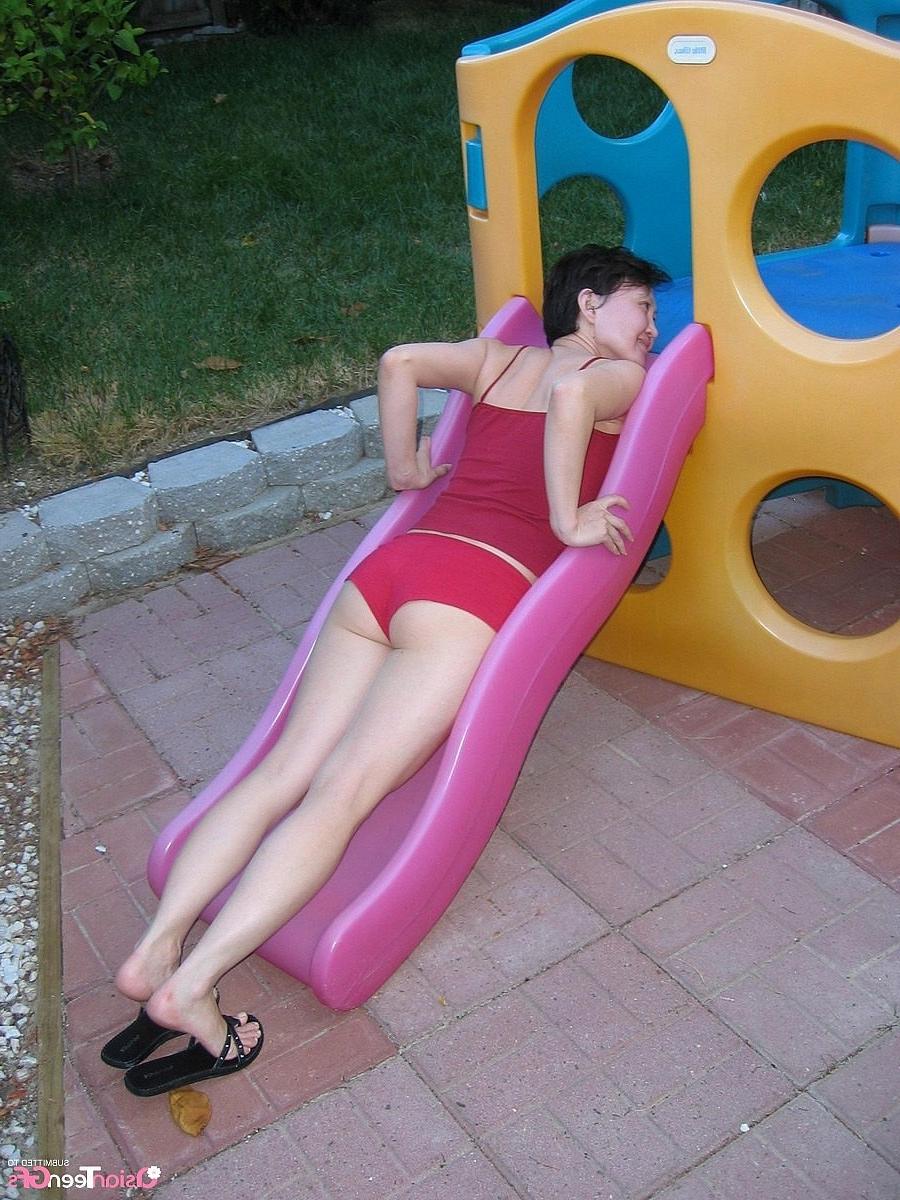 10P Hot oriental mature likes to show her naked body at outdoor