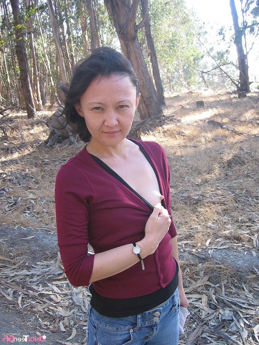 10P Hot oriental mature likes to show her naked body at outdoor