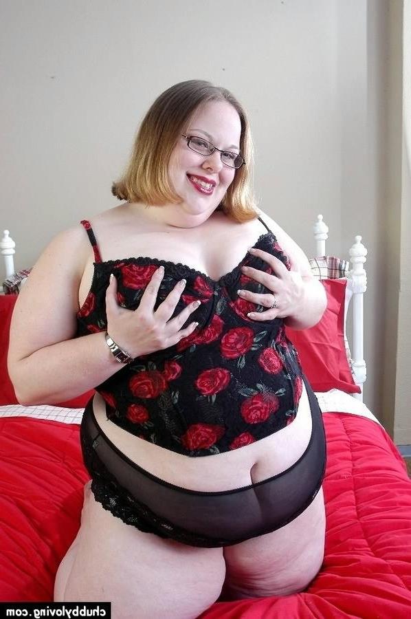 16P Fat amateur getting nasty and playing a massive dildo