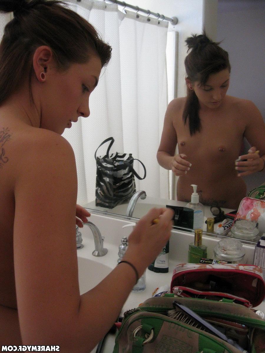 12P Sexy naked girlfriend lets boyfriend take pics of her
