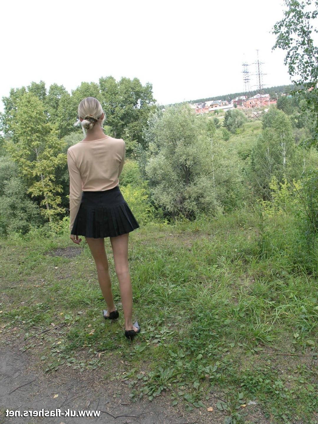16P Hübscher, langbeiniger, blonder Amateur-Exhibitionist, der draußen blinkt