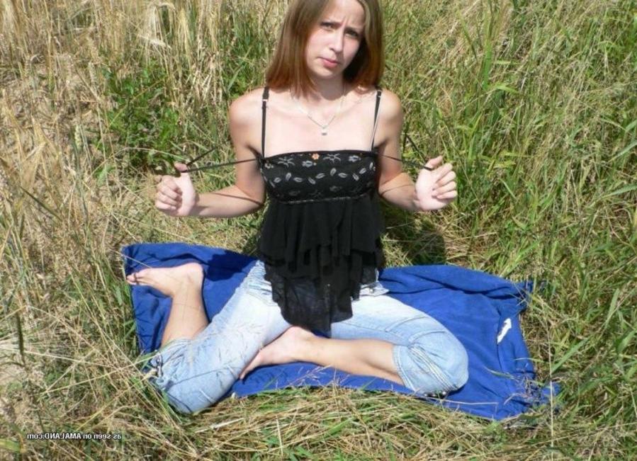 12P Kinky babe strips naked while posing for her boyfriend