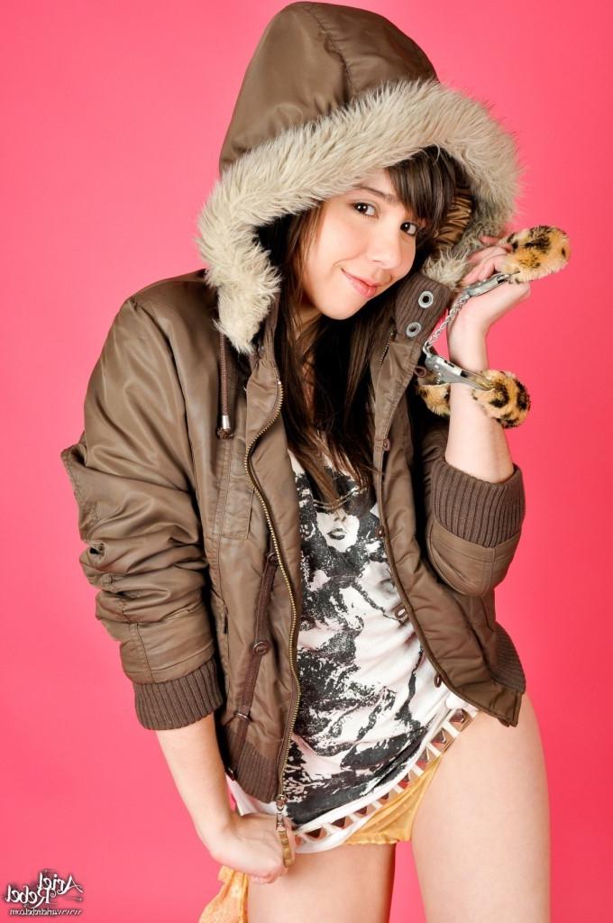 16P Teenager zieht Mantel aus