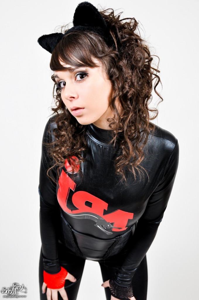 16P Cat woman in sexy shiny latex