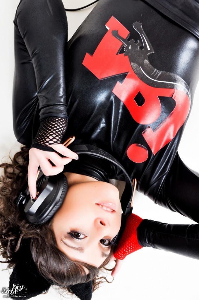 16P Cat woman in sexy shiny latex