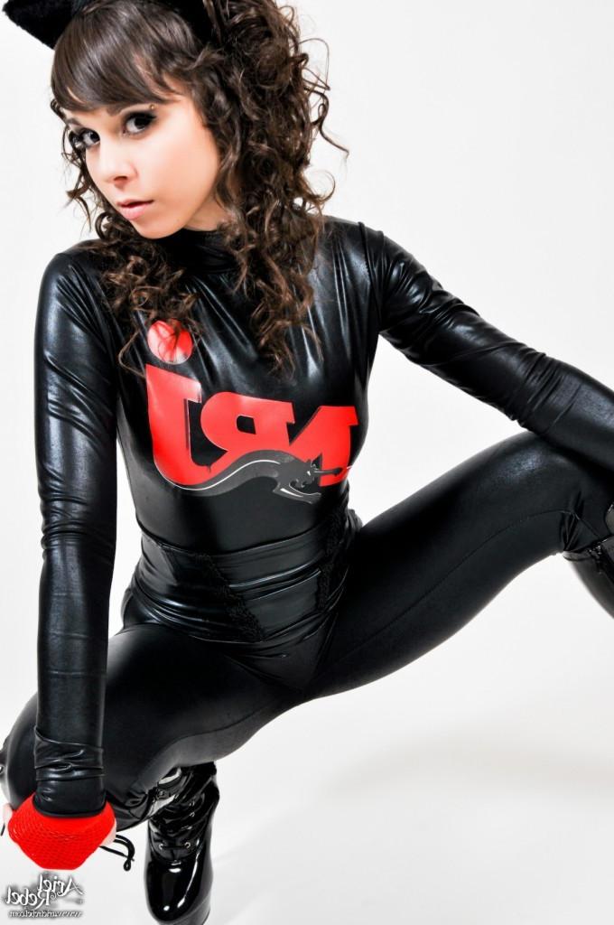 16P Cat woman in sexy shiny latex