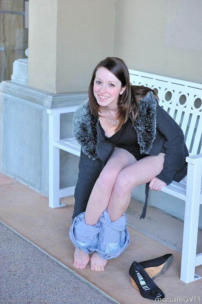 15P Exhibitionist teen flashes pussy discreetly downtown