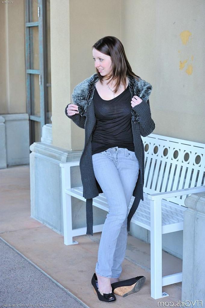 15P Exhibitionist teen flashes pussy discreetly downtown