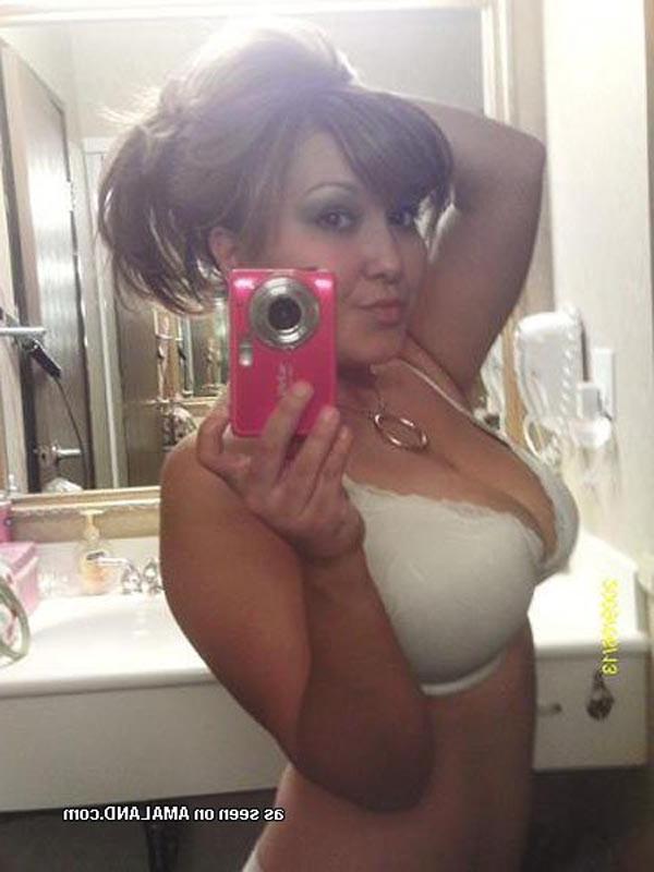 10P Thick hottie exposing her hot naked body